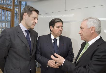 From left to right: Juan Angulo, Consultant to the Embassy of Chile in Brussels; Carlos Appelgren, Ambassador of Chile in Brussels; Carlos Da Silva Costa, EIB Vice-President