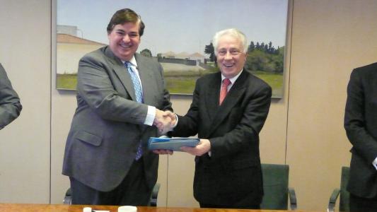 From left to right: Enrique Sendagorta Chairman of Torresol Energy and EIB Vice-President Carlos da Silva Costa signed the finance contract in Madrid