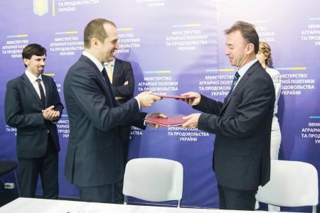 Ukraine’s Minister of Agrarian Policy and Food, Oleksiy Pavlenko and EIB Director of the Neighbouring Countries Department, Heinz Olbers