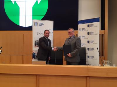 Jan Vapaavuori, Vice-President of the EIB and Mr Esko Lotvonen, Mayor of Rovaniemi during the signature