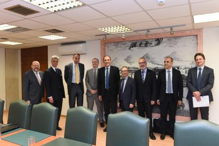 European Investment Bank (EIB) President Werner Hoyer, accompanied by Vice President Jonathan Taylor, today met in Athens with Greek Minister of Finance Euclid Tsakalotos and Minister of Economy, Development & Tourism Giorgos Stathakis, as well as Governor of the Bank of Greece Yiannis Stournaras, to reiterate and enhance the EU bank’s commitment to Greece.