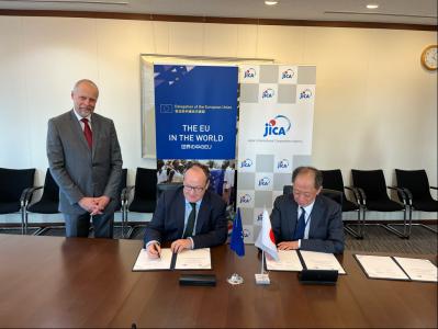 EIB Vice-President Fayolle and JICA Senior Vice President Hironori Shibata who both signed the Memorandum of Understanding
