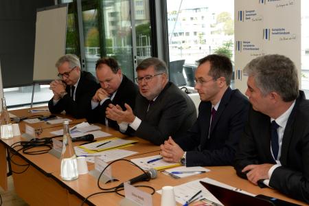 De gauche à droite : Frédéric Surdon, responsable mondial des Financements d'Actifs chez Société Générale CIB, Ambroise Fayolle, vice-président de la Banque européenne d’investissement (BEI), Alain Vidalies, Secrétaire d'État chargé des Transports, Frédéric Moncany de Saint-Aignan, Président du Cluster Maritime Français, et Gildas Maire, Président des Armateurs de France.