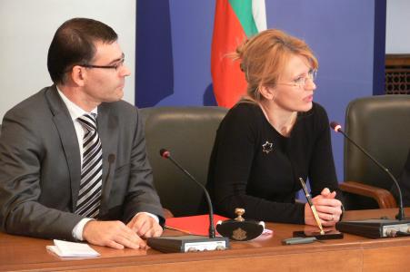 From left to right Ms Marta Gajęcka, EIB Vice-President responsible for lending in Central Europe as well as Bulgaria, and the acting Mayor of Sofia, Mr Minko Guerdjikov.