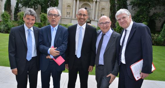 Un an après la signature de leur accord de coopération bilatérale, le 13 juin 2013, Pierre‐René Lemas,Directeur général du groupe Caisse des Dépôts, et Philippe de Fontaine Vive Curtaz, Vice‐Président de laBanque Européenne d’Investissement, approfondissent la coopération entre leurs institutions et l’articulation de leurs interventions au service du financement à long terme des secteurs stratégiques de l’économie.