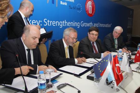 Mr İbrahim Çanakcı, Undersecretary of Treasury, signed on behalf of the Republic of Turkey, and President Werner Hoyer signed on behalf of the EIB, in the presence of the EIB Vice-President responsible for Turkey, Mr Pim van Ballekom, during an official visit to Turkey