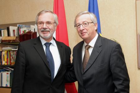 Le Président de la BEI, Werner Hoyer a été reçu en entrevue par Jean-Claude Juncker, Premier ministre luxembourgeois, à l'Hôtel de Bourgogne à Luxembourg le 18 janvier 2012.L'entretien a porté sur l'actualité européenne, particulièrement sur la situation économique et financière de la zone euro. M. Juncker, Premier ministre, Ministre d'Etat et Ministre du Trésor du gouvernement luxembourgeois est également président de l'Eurogroupe (qui réunit les ministres des Finances des Etats membres de la zone euro).M. Hoyer est entré en fonction à la BEI le 1er janvier 2012. Il occupait auparavant le poste de secrétaire d'Etat au ministère fédéral des Affaires étrangères.