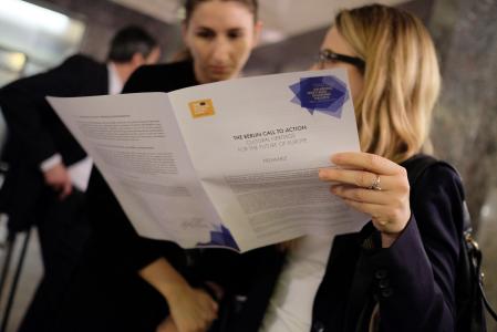 Signature of the Berlin Call to Action « Cultural Heritage for the Future of Europe » by Emma Navarro, EIB Vice President and Hermann Parzinger, Europa Nostra Executive Vice President 