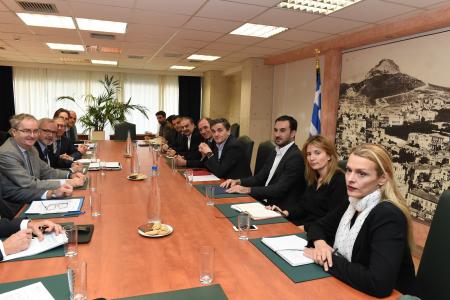 European Investment Bank (EIB) President Werner Hoyer, accompanied by Vice President Jonathan Taylor, today met in Athens with Greek Minister of Finance Euclid Tsakalotos and Minister of Economy, Development & Tourism Giorgos Stathakis, as well as Governor of the Bank of Greece Yiannis Stournaras, to reiterate and enhance the EU bank’s commitment to Greece.