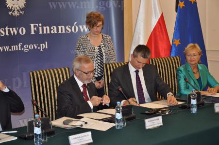 Werner Hoyer, President of the EIB, Mateusz Szczurek, Minister of Finance and Lena Kolarska-Bobińska , Minister of science and high education
