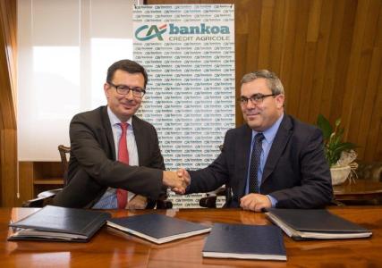 Form left to right: EIB Vice-President R. Escolano and J. Suárez, CEO of Bankoa Crédito Agricole