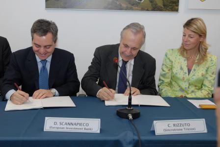 from left to right: Dario Scannapieco, EIB Vice-President and Carlo Rizzuto, Chairman of Sincrotrone Trieste