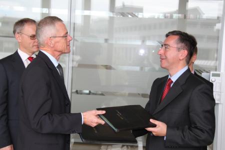 DONG Energy CEO Anders Eldrup and Plutarchos Sakellaris, EIB Vice-President