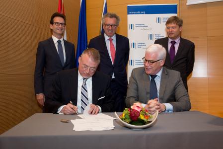 De gauche à droite : Carlo Thelen, Directeur Général de la Chambre de Commerce du Luxembourg, Patrick Nickels, président de la SNCI, Pierre Gramegna, Ministre des Finances, Pim Van Ballekom, vice-président de la BEI et Emmanuel Baumann, Directeur de la SNCI