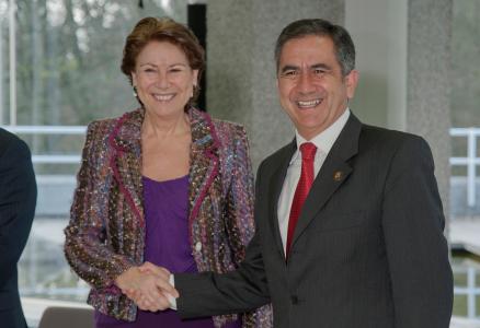 La Vicepresidenta del BEI, Magdalena Álvarez Arza y el Subsecretario de Financiamiento Público del Ministerio de Finanzas de la República de Ecuador, Willam Vásconez, han firmado hoy en Luxemburgo el correspondiente contrato de financiación.