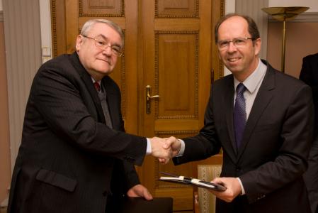 Mr László Baranyay, EIB Vice-President and Mr Mramor, Minister of Finance