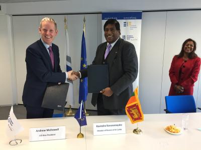 From left to right: Mr Andrew McDowell, European Investment Bank Vice President, and Mr Hon. Ravi Karunanayake, M.P., Minister of Finance of Sri Lanka.