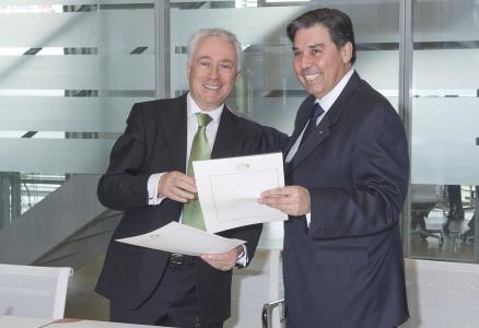 From left to right: Carlos Da Silva Costa, EIB Vice-President; Carlos Appelgren, Ambassador of Chile in Brussels