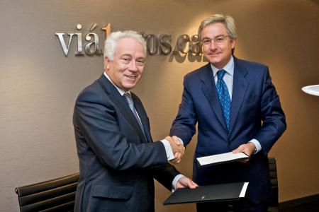 from left to right: Mr Carlos da Silva Costa, Vice President of the BEI and Enrique Goñi, Director General of Caja Navarra