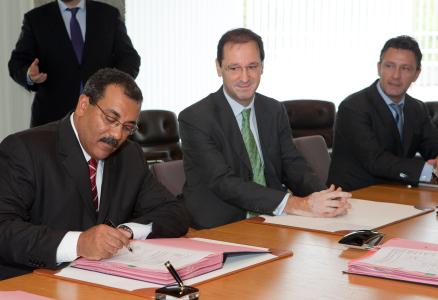 Mr. Paulo Roberto de Oliveira Araujo, Head of Department, BNDES International Division, Mr. F. de Paula Coelho, Director fo the ALA Department of the EIB and Mr Christophe Nègre, Deputy Head of Division, Legal Affairs Department