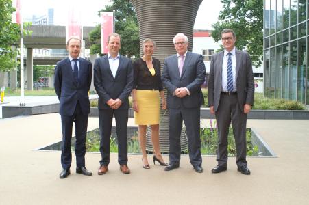 From left to right: T. de Jong (loan officer EIB), D. Wijte (Treasurer, Eigen Haard), M. van den Berg (CEO Eigen Haard), EIB Vice-President P. van Ballekom, B. Gordon (Director WE, EIB)
