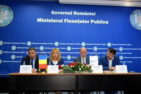 from left to right: Mr Bogdan PUȘCAȘ, President of the National Public Procurement Agency, Ms Anca Dragu, Romanian Minister of Public Finances, Mr Cristian Popa, Vice-President of the EIB, and Mr. Cristian Ghinea, Romanian Minister of European Funds