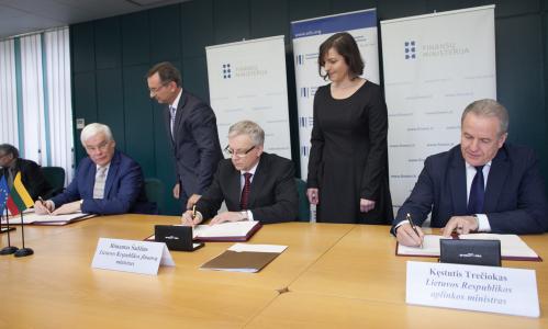 Pim van Ballekom, EIB Vice-President, Finance Minister Rimantas Šadžius and Minister of Environment Kęstutis Trečiokas