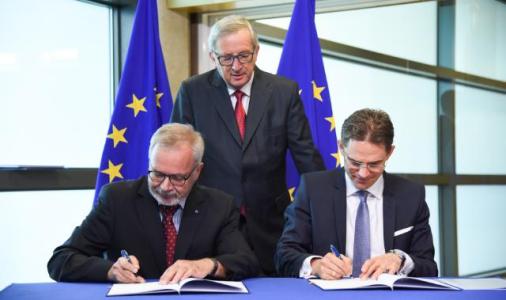 From left to right: Mr Werner Hoyer, President of the EIB, Mr Jean-Claude Juncker, President of the European Commission, Mr Jyrki Katainen, EC Vice-President