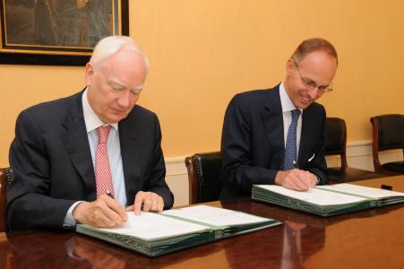 from left to right: Mr Philippe Maystadt, President of the EIB and Mr Luc Frieden, Minister for finance, Luxembourg