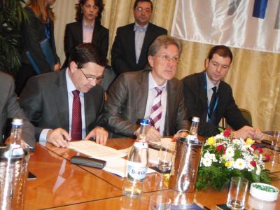 From left to right: Mr. Gheorghe Pogea, Minister of Public Finance of the Republic of Romania, Mr. Matthias Kollatz-Ahnen, Vice President of the EIB and Mr. Bogdan Dragoi, Secretary of State, Ministry of Public Finance of the Republic of Romania and Member of the EIB Board of Directors