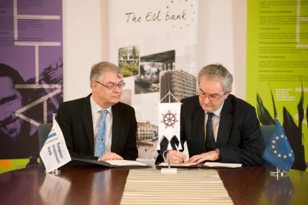 Mr Jyrki Myllyvirta, Mayor of Lahti and Mr Jonathan Taylor, EIB Vice-President responsible for lending in Finland