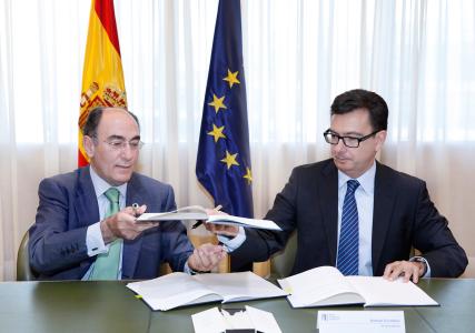 from left to right: Mr Ignacio Galán, Chairman and CEO of Iberdrola, and Mr Román Escolano, EIB Vice-President