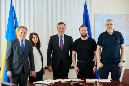 Ukraine: EIB and Ukrainian Railways sign €6.7 million EU grant to address urgent needs of rail transport services