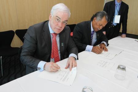 Mr Pim van Ballekom, Vice President of the EIB and Hon Henry Tuakeu Puna, Prime Minister of the Cook Islands