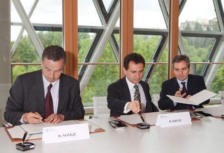 From left to right: Mr Soskic, Governor of the National Bank of Serbia, Mr B. Djelic, Deputy Prime Minister and Mr Dario Scannapieco, Vice-President of the EIB