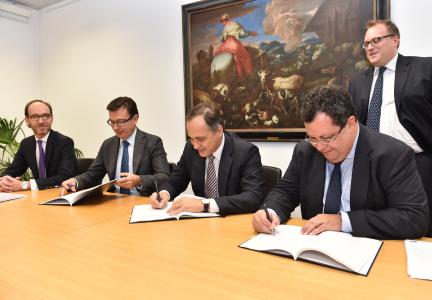 EIB Vice-President Román Escolano and Millennium bcp’s CFO Miguel Bragança