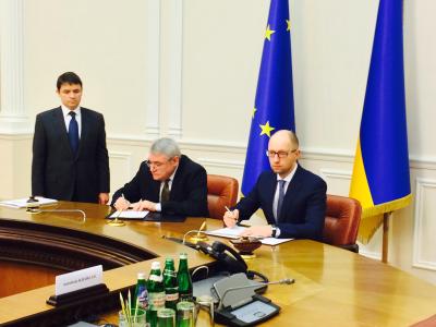 EIB Vice-President László Baranyay and Ukraine Prime Minister Arseniy Yatsenyuk