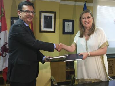 From left to right: Mr Escolano, EIB Vice President, and Mrs María del Pilar del Olmo Moro, Consejería de Economía y Hacienda of the Castilla y León región.