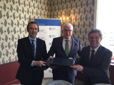 from left to right: Jan Goossens, General Manager of Aquafin, Mr Pim van Ballekom, EIB Vice-president, and Mr Erik Matthys, Chairman of the Board of Aquafin