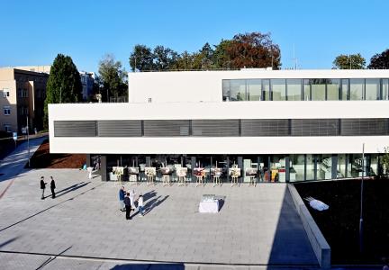 Czech Republic: EIB signs a CZK 1.3 billion loan with Central Bohemia Region to improve healthcare and other key infrastructures at #EURegionsWeek