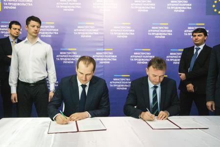Ukraine’s Minister of Agrarian Policy and Food, Oleksiy Pavlenko and EIB Director of the Neighbouring Countries Department, Heinz Olbers