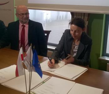 From left to right: Edmund Borawski, Chairman of the Board of Mlekpol Dairy Cooperative in Grajewo, and Ilona Kotecka Fernandes, European Investment Bank representative