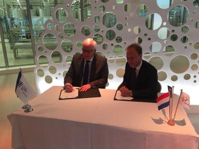 From left to right: EIB Vice President Mr Pim van Ballekom with FrieslandCampina CEO Mr Hein Schumacher.