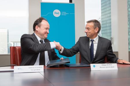from left to right: Mr Ambroise Fayolle, Vice-President of the EIB, and Mr Philippe Dupuis, Deputy Secretary Genral of RTE