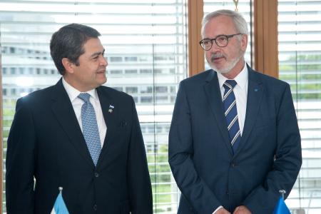 Mr Juan Orlando Hernández, President of the Republic of Honduras and Werner Hoyer, President of the EIB