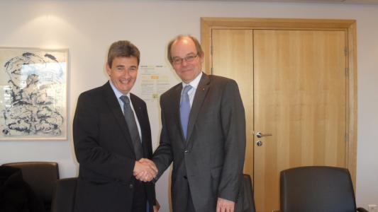 from left to right: Mr; Philippe de Fontaine Vive, EIB Vice-President and Mr Dominique Thormann, Financial Director of the Renault Group