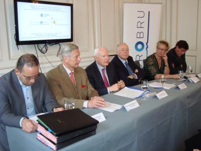 de gauche à droite: Abdellah ACHAOUI : Vice-Président HYDROBRUJacques MARTROYE de JOLY : Président HYDROBRUPhilippe MAYSTADT : Président BEICharles PICQUE : Ministre-Président du Gouvernement de la Région de Bruxelles-CapitaleEvelyne HUYTEBROECK : Ministre du Gouvernement de la Région de Bruxelles-Capitale chargée de la Politique de l’Eau Marcel LEEMANS : Directeur Général d’HYDROBRU
