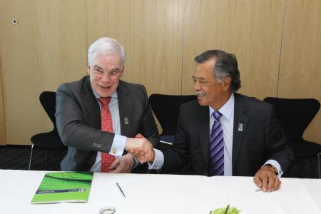 Mr Pim van Ballekom, Vice President of the EIB and Hon Henry Tuakeu Puna, Prime Minister of the Cook Islands