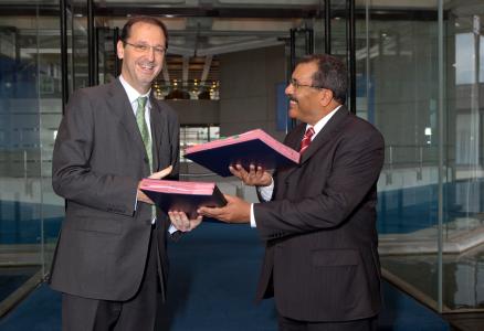 From left to right: Mr. F. de Paula Coelho, Director of the ALA Department and Mr Paulo Roberto de Oliveira Araujo, Head of Department, BNDES International Division