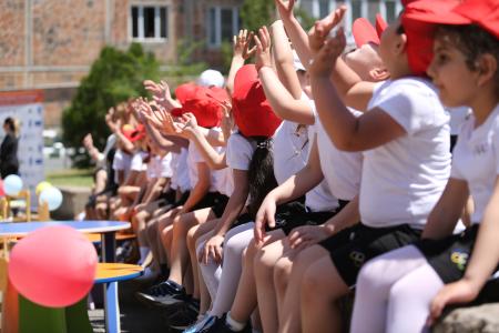 As part of the European Union Sustainable Energy week 2018 in Armenia, the EIB in association with the Municipality of Yerevan and the European Union Delegation to Armenia, co-hosted an awareness-raising event about the Yerevan Energy Efficiency project: over 140 kindergartens will benefit from a mix of deep renovations, such as comprehensive energy efficiency retrofitting and refurbishment of the building envelope as well as seismic resilience measures